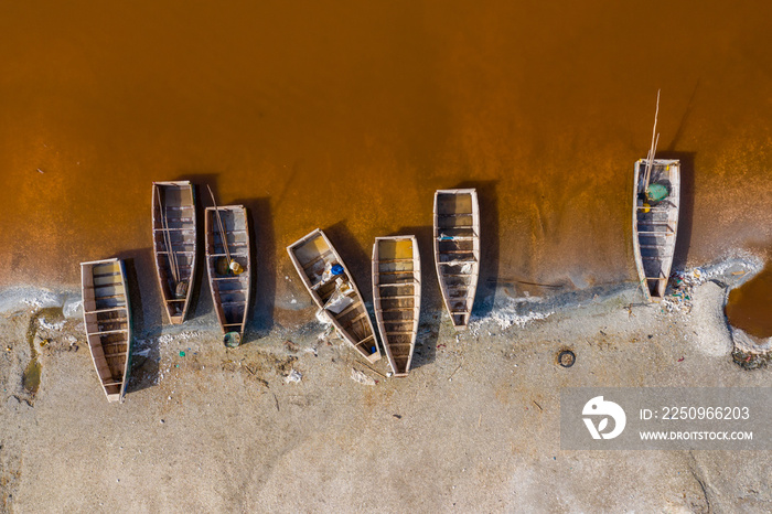 塞内加尔粉红湖Retba或Lac Rose收集盐的小船鸟瞰图。照片