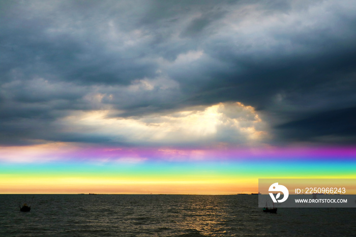 海上彩虹背乌云。概念上帝保佑，祝福