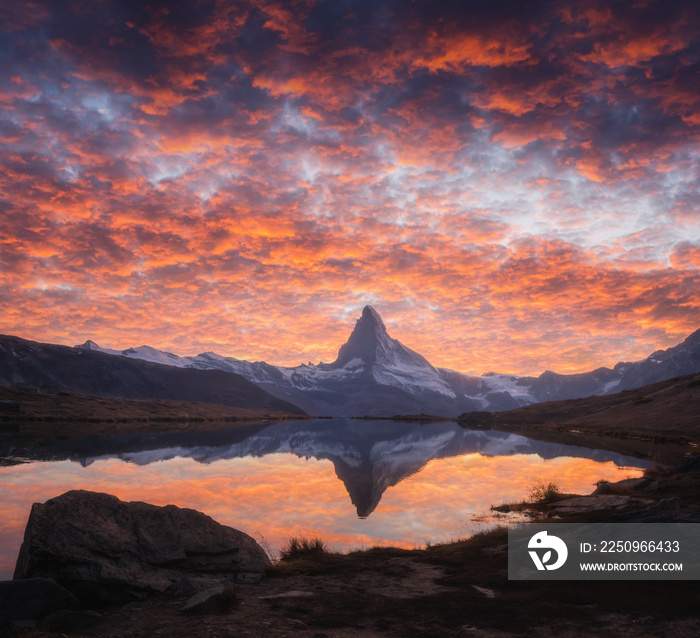 Stellisee湖上的壮丽景观和五颜六色的日出。雪峰Matterhorn Cervino有反光