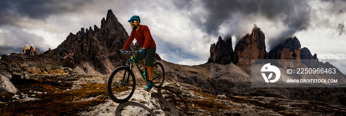 Cortina dAmpezzo的旅游骑行，背景是令人惊叹的岩石山脉。山地车结束了载人骑行