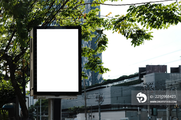 大空白广告牌白色LED屏幕垂直突出城市道路一侧的道路交通