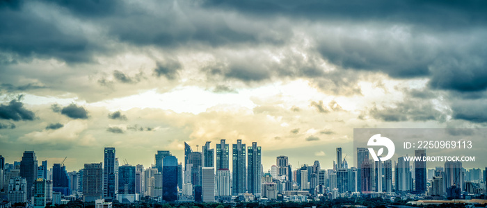 Bangko市商业中心建筑和摩天大楼的全景景观，雨天