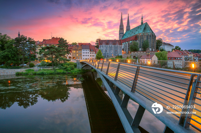 德国戈尔利茨。在戏剧性的日落中，德国戈尔利兹历史悠久的市中心的城市景观图像。
