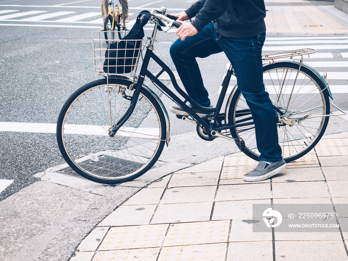 人们骑自行车城市街道生活方式自行车在Cross walk上班