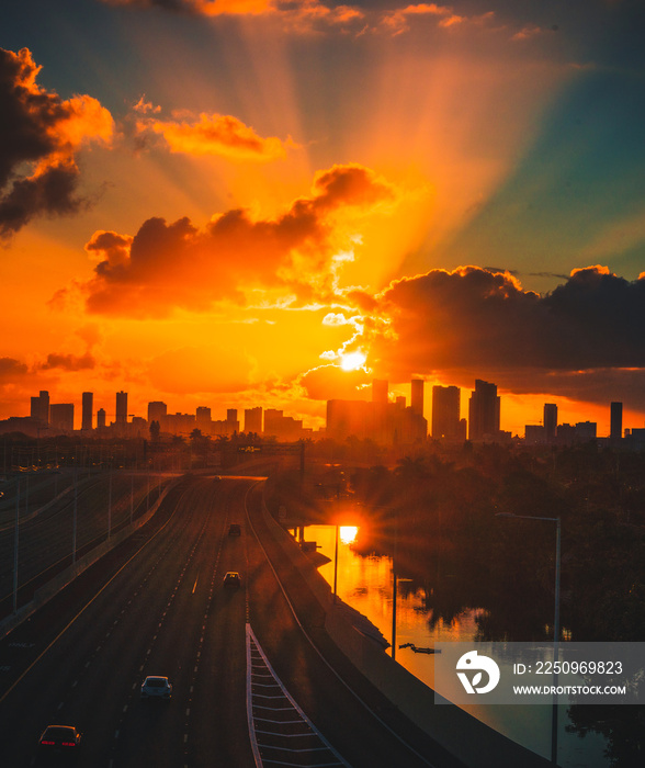 日落在城市迈阿密佛罗里达太阳汽车道路建筑天空
