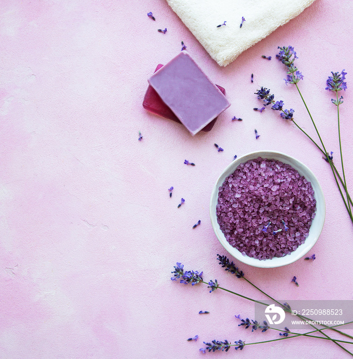 淡紫色花朵和天然化妆品的平躺组合