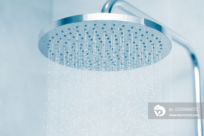 Rain water falling type shower head with blue clean tone