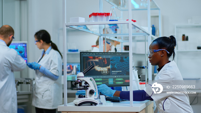 非洲实验室科学家在配备试管的现代化实验室工作。多民族团队考试
