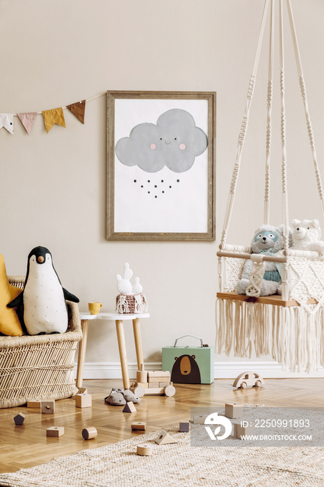 时尚的斯堪的纳维亚儿童房，配有模型海报、玩具、泰迪熊、毛绒动物、天然pouf和