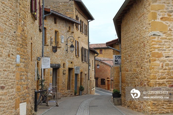 OINGT - VILLAGE DU BEAUJOLAIS TYPIQUE EN PIERRES DOREES - RHONE