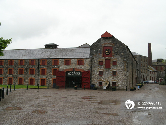 La célèbre distillerie Jameson en Irlande, avec ses véhicules artisanaux, bâtiment de fabrication de