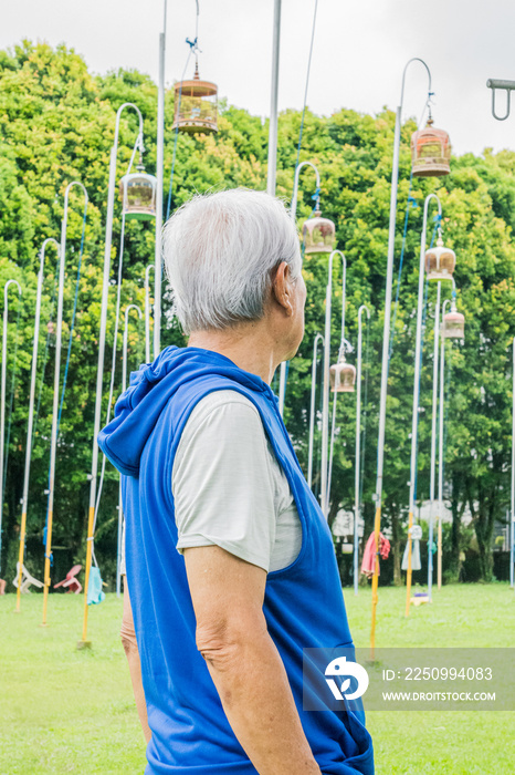 一位活跃的老年鸟类收藏家