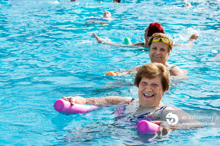 老年女性在泳池中健身。