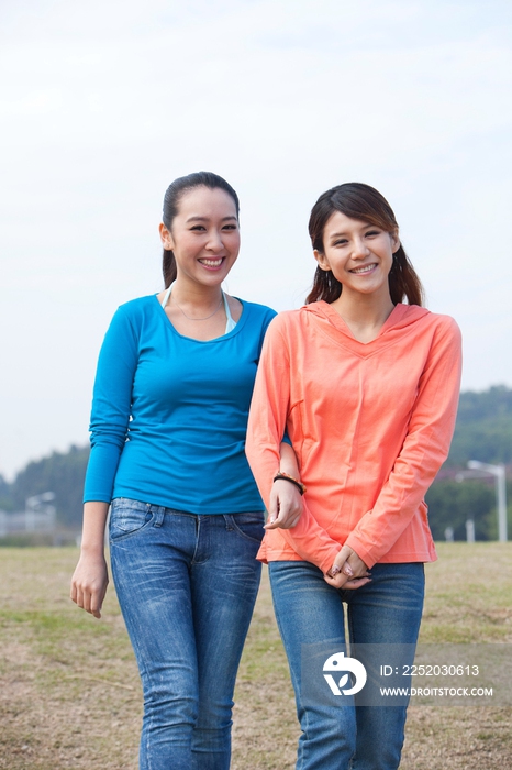 年轻女人在郊外