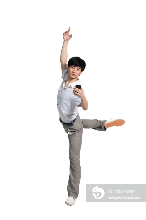 棚拍年轻男人拿着手机跳舞