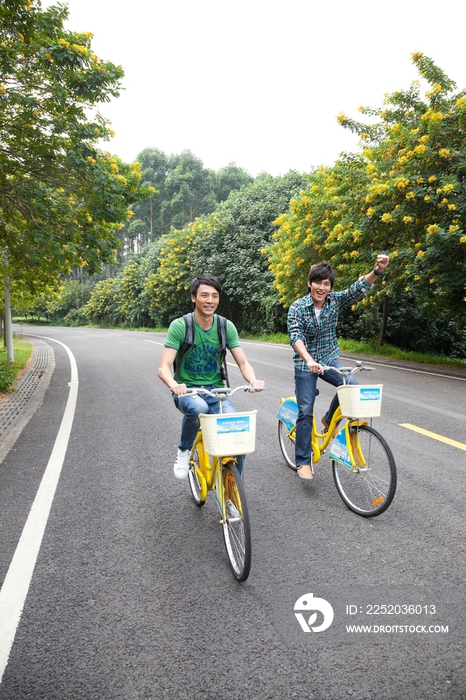 年轻大学生在校园里骑车