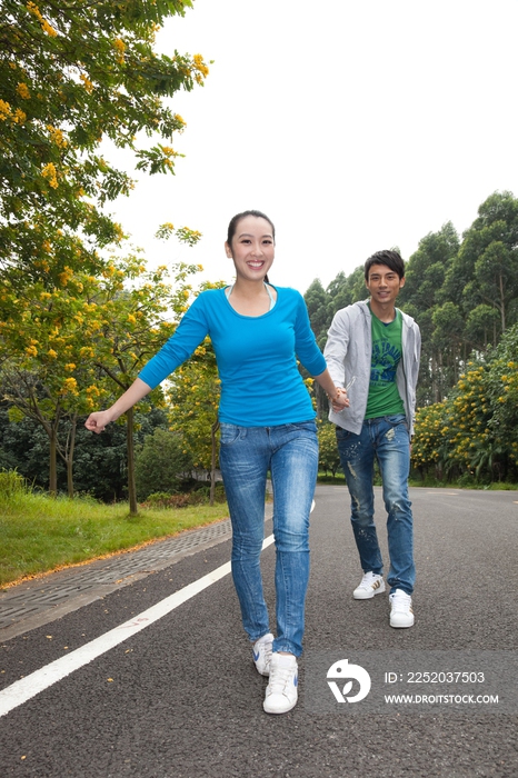 年轻大学生情侣在校园里漫步