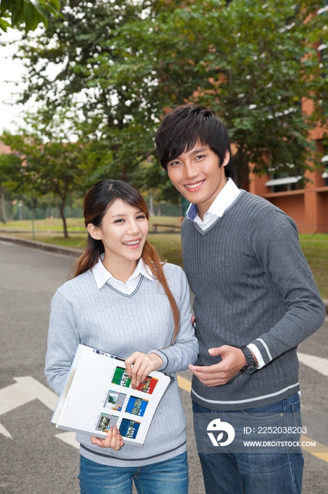 年轻大学生在校园里漫步