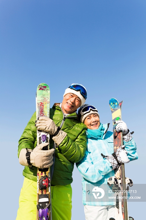 老年夫妇冬季滑雪