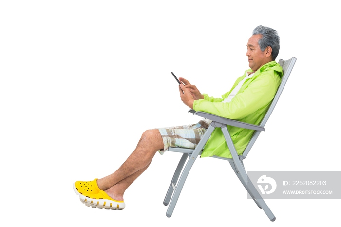 老年男人坐在沙滩椅上