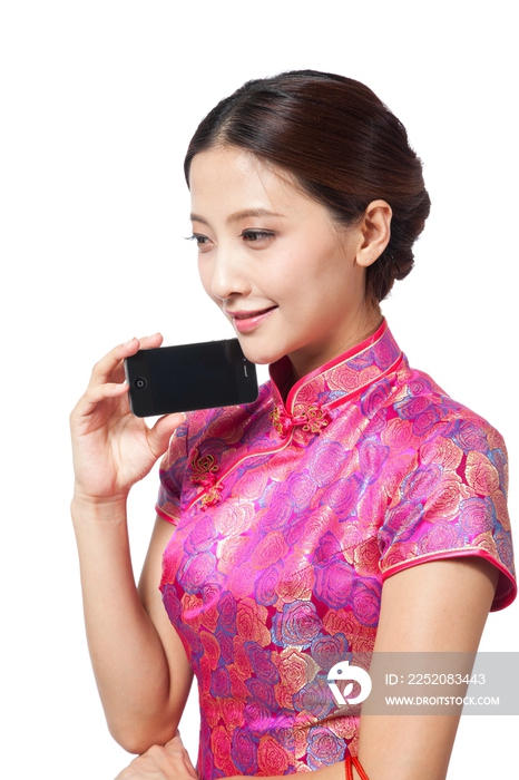棚拍身穿中国传统服装的年轻女人购物打电话