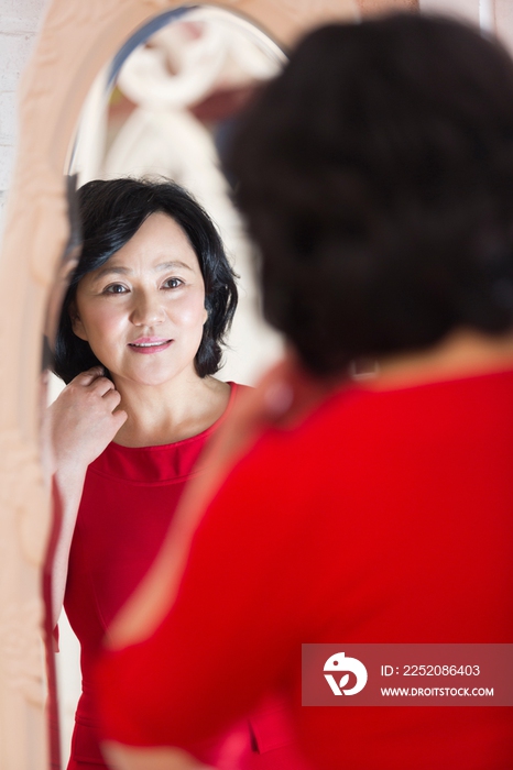 优雅的中年女人照镜子