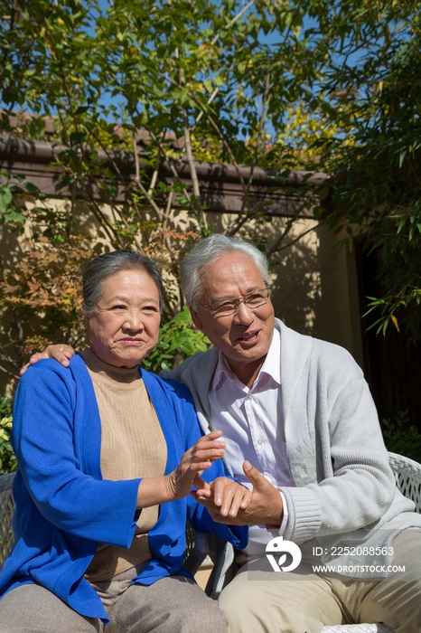 老年夫妻在院子里