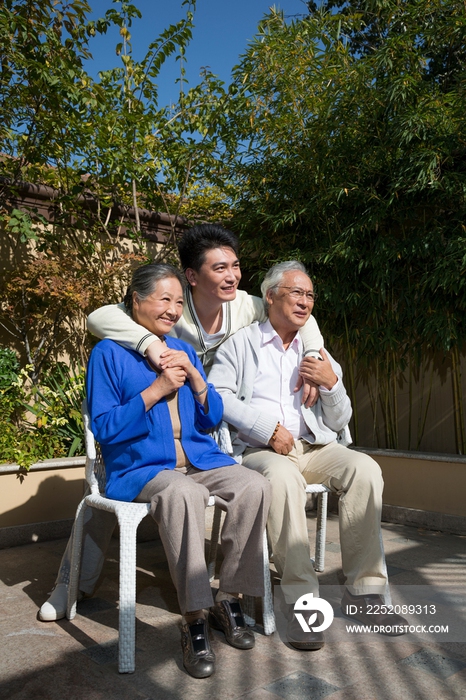 一家人在院子里