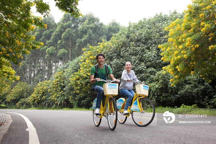 年轻大学生在校园里骑车