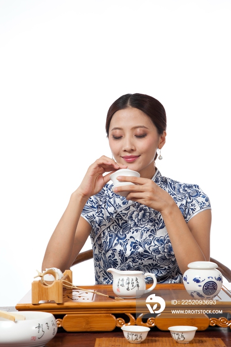 棚拍身穿中国传统服装的年轻女人品茶