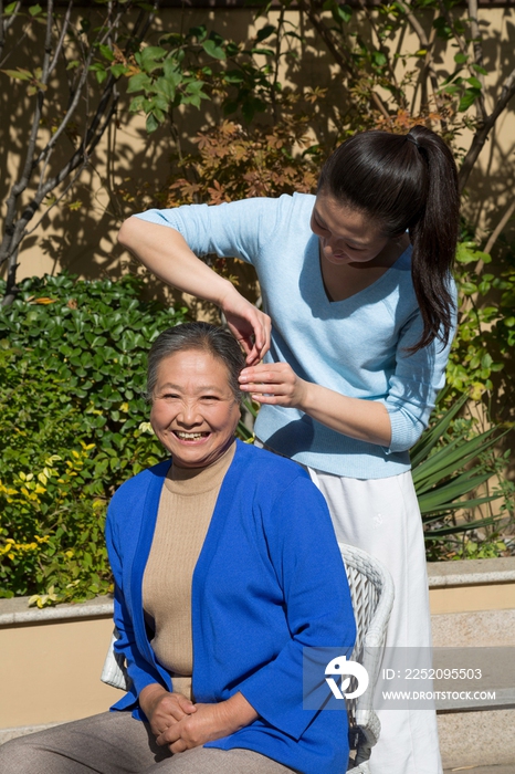 年轻女人和老年女人在院子里