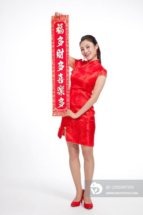 棚拍身穿中国传统服装的年轻女人和春联