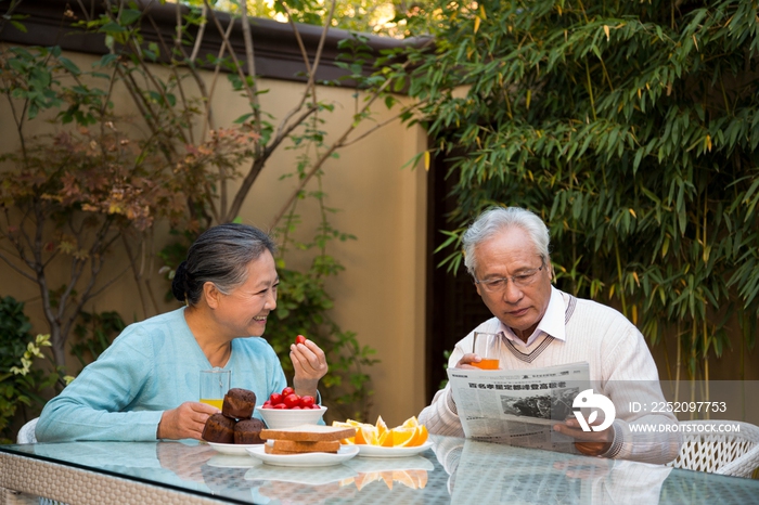 老年夫妻在院子里吃早餐