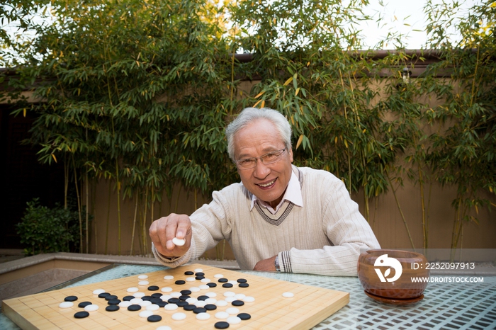 父子在院子里下棋