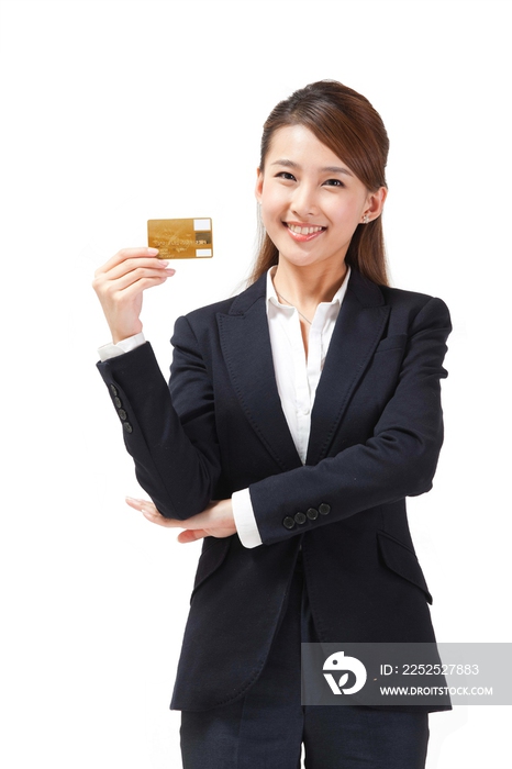 年轻的商务女士展示信用卡