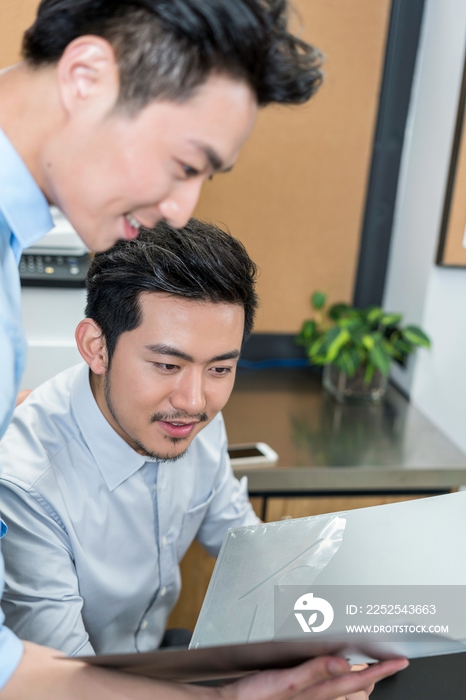 商务人士在办公室开会