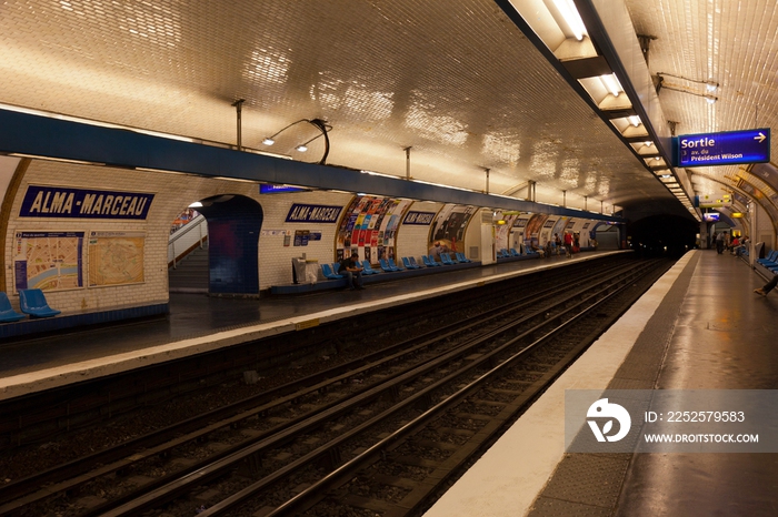 法国巴黎地铁站