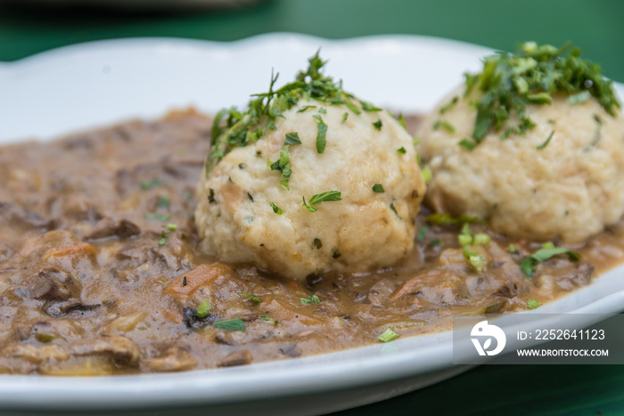 Beuschelsuppe mit Semmelkloß