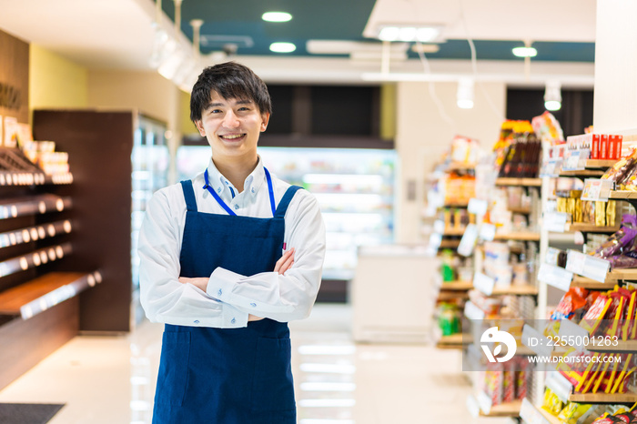 食品スーパーで働く若い男性スタッフ