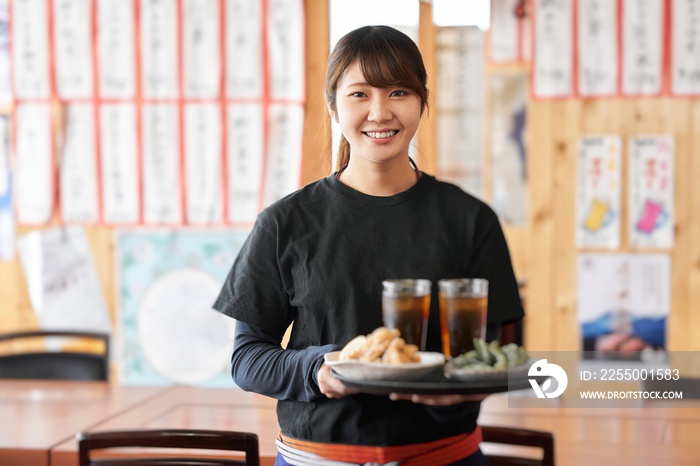 居酒屋で働く女性の求人イメージ