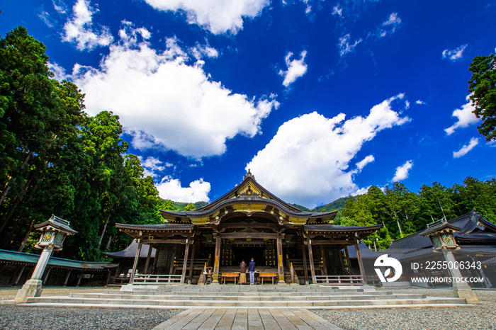 晴天の弥彦神社