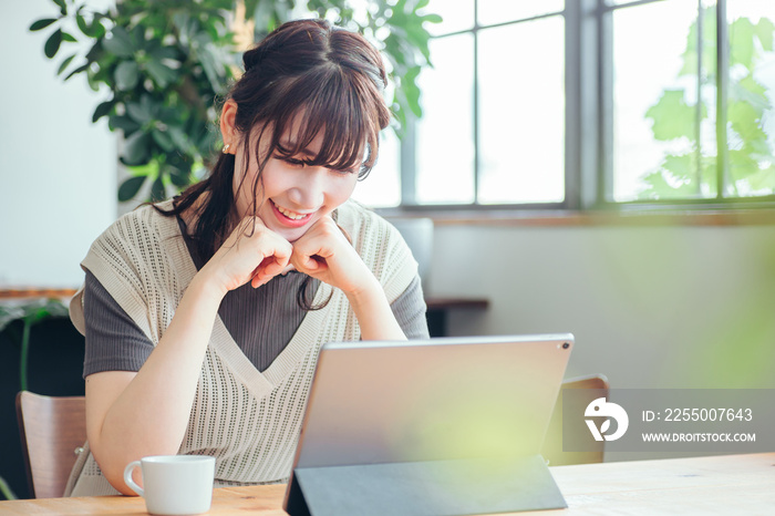 タブレットPCを見る女性