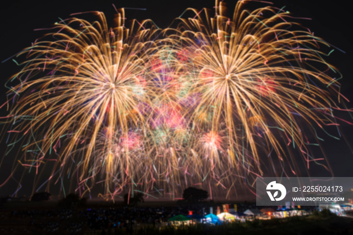 夏のコンセプトの花火大会。文字を入れやすいように背景をボカした花火の素材。