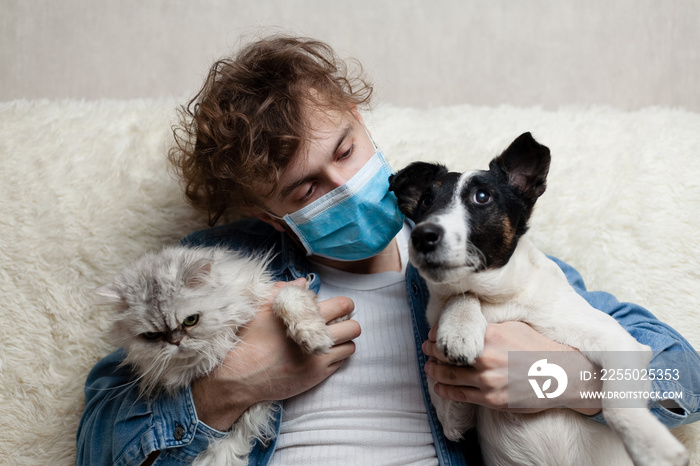 一名男子带着他的宠物坐在家里的沙发上。隔离冠状病毒。