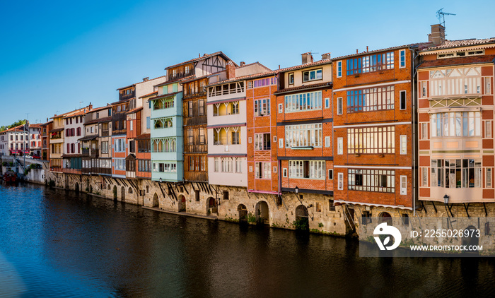 Immeubles sur les bords de la rivière lAgout à Castres