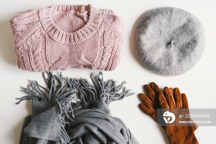 手工针织毛衣，灰色围巾，贝雷帽，白底翻毛皮手套，俯视图。冬天