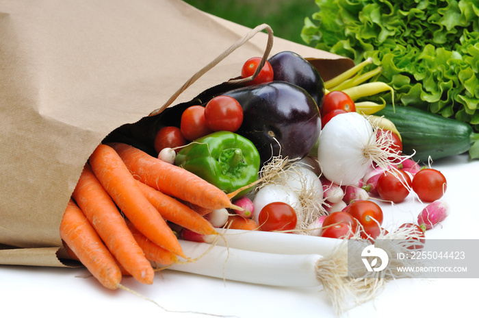 sac en papier  de légumes en vrac sur fond blanc