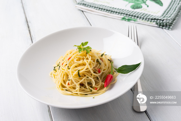 Spaghetti con aglio, olio e peperoncino