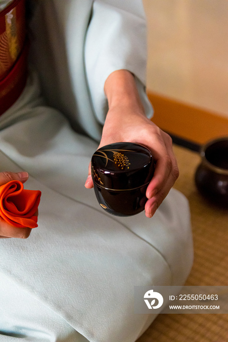 日本女人，茶艺大师，森里圭，用净化布清洁夏目漆wo