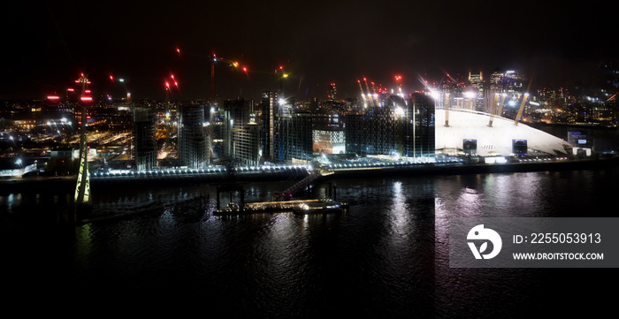 金丝雀码头和北格林威治重建项目旁的伦敦泰晤士河夜晚天际线
